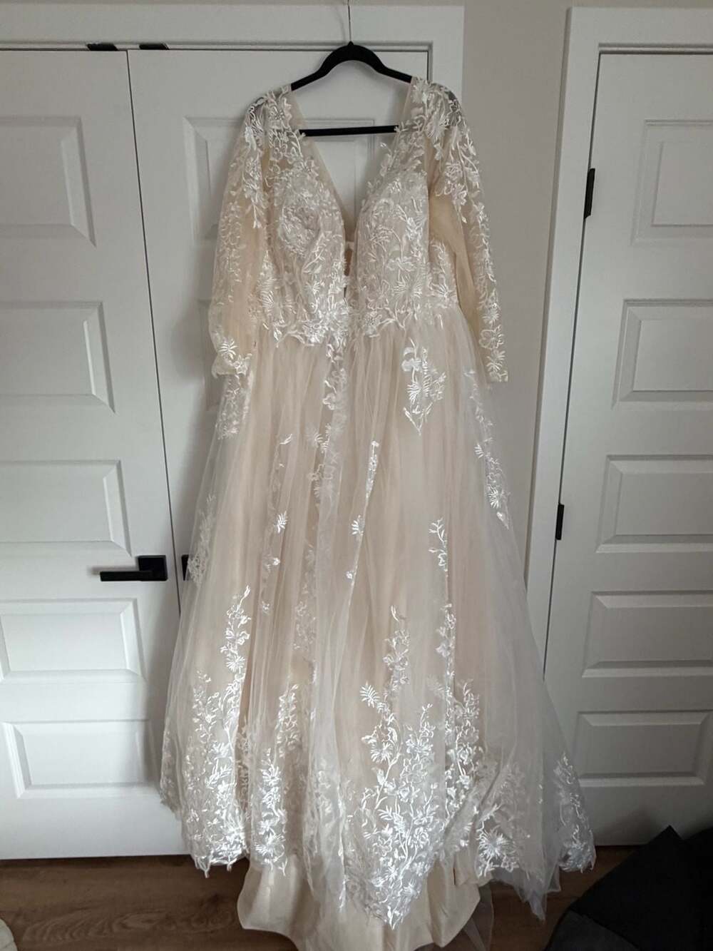 V-Neck Long Sleeve Tulle and Lace Wedding Dress